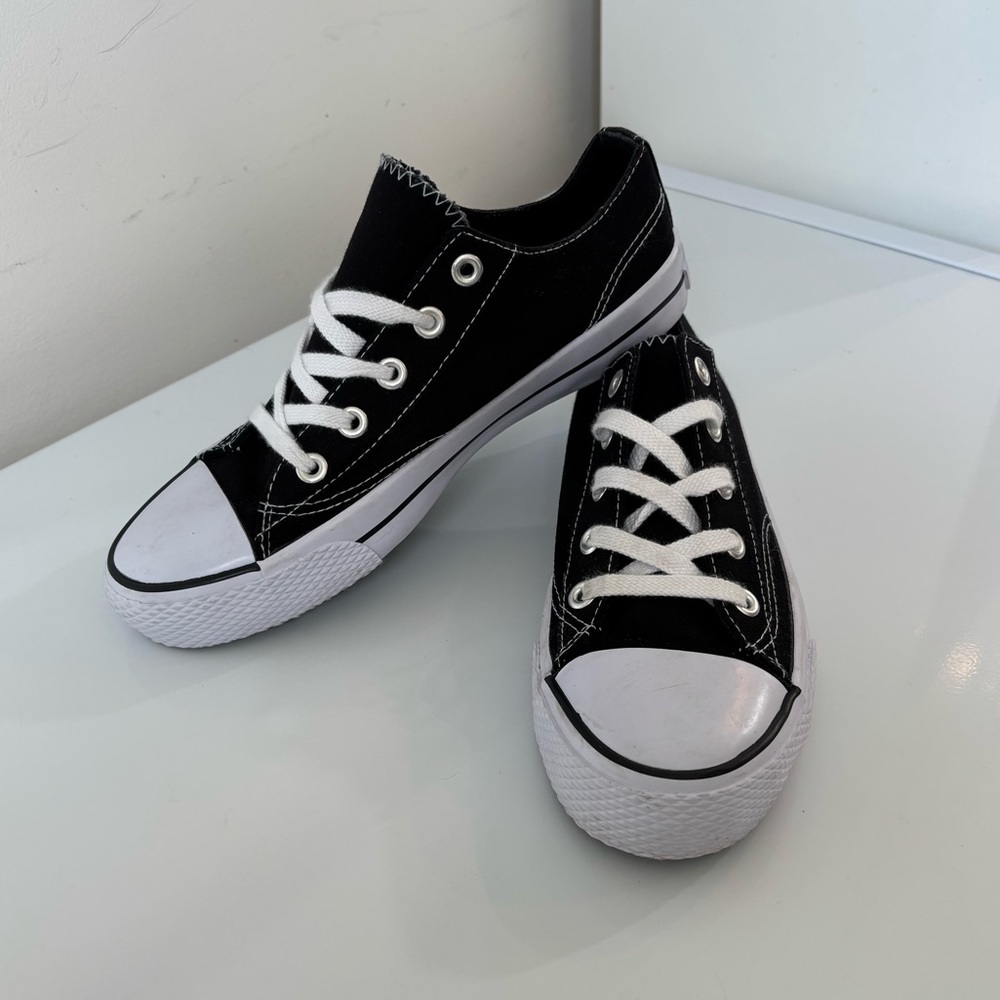 😍2/$20 Airwalk Sz 8 Black and White Sneakers Shoes